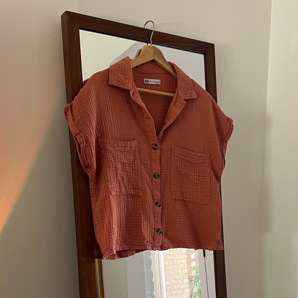 SO Button-Down Short Sleeve Shirt in Rust